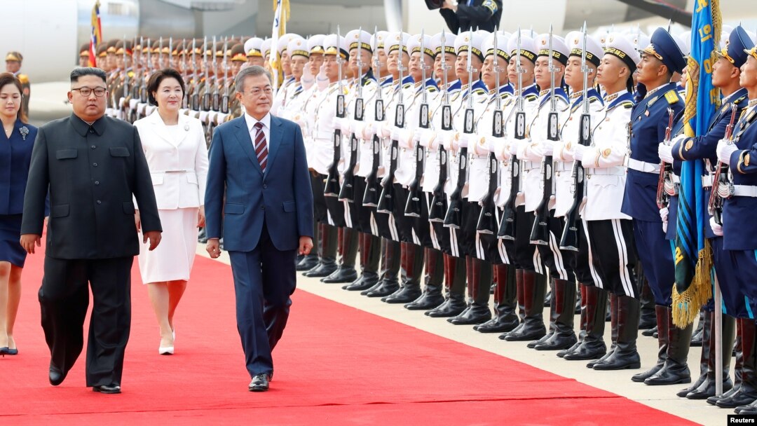 Lideri Severne i Južne Koreje, Kim Džong un i Mun Džae-in učestvuju u zvaničnoj ceremoniji na aerodromu u Pjongjangu, 18. septembar 2018.