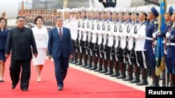 Lideri Severne i Južne Koreje, Kim Džong un i Mun Džae-in učestvuju u zvaničnoj ceremoniji na aerodromu u Pjongjangu, 18. septembar 2018.