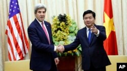 លោក​រដ្ឋ​មន្រ្តី​ការបរទេស John Kerry (រូប​ឆ្វេង) ចាប់​ដៃ​ជាមួយ​នឹង​លោក Dinh La Thang លេខាធិការ​គណៈកម្មាធិការ​បក្ស​នៅ​ក្នុង​ក្រុង​ហូជីមិញ កាលពី​ថ្ងៃទី១៣ ខែមករា ឆ្នាំ២០១៧។