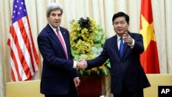 Secretary of State John Kerry, left, shakes hands with Secretary of the Ho Chi Minh City Party Committee Dinh La Thang before their meeting, Jan. 13, 2017, in Ho Chi Minh City, Vietnam. 