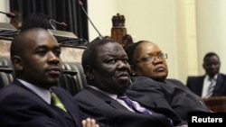 La vice-présidente du Zimbabwe, Joice Mujuru (à droite), le Premier ministre Morgan Tsvangirai (centre) et le député Nelson Chamisa