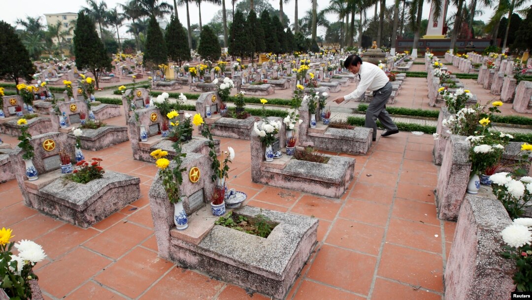 Ngân hàng Chính sách Xã hội cũng đã nhờ 'cậu Thủy' tìm kiếm hài cốt và mồ mả của các liệt sĩ. 