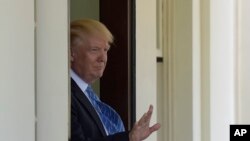 Presiden Donald Trump melambaikan tangan setelah mengantarkan Pemimpin Palestina Mahmoud Abbas di Gedung Putih hari Rabu, 3 Mei 2017 di Washington, D.C. (foto: AP Photo/Susan Walsh)