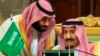 Putra mahkota Mohammed bin Salman (kiri) dan ayahnya, Raja Salman berbicara dalam acara KTT di Riyadh, Arab Saudi (foto: dok). 