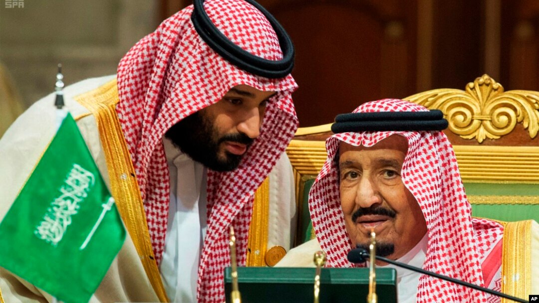 Putra mahkota Mohammed bin Salman (kiri) dan ayahnya, Raja Salman berbicara dalam acara KTT di Riyadh, Arab Saudi (foto: dok). 
