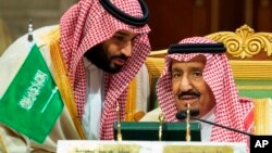 Raja Arab Saudi Salman bin Abdulaziz Al Saud (kanan) berbicara dengan putra mahkota Mohammed bin Salman di Riyadh, Arab Saudi (foto: dok). 