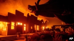 کیلی فورنیا میں جنگلات کی آگ سے آبادیوں کو بھی نقصان پہنچ رہا ہے اور انہیں محفوظ مقامات پر منتقل ہونا پڑ رہا ہے۔ 