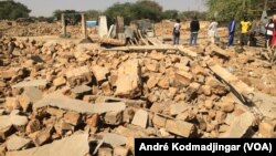 Au total, 21 îlots sont détruits et plus 1000 ménages sont sans abris à Ndingangali, dans un quartier de N'Djamena, au Tchad. (VOA/André Kodmadjingar)