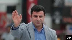 Eski HDP Eş Genel Başkanı Selahattin Demirtaş, bugün yargılandığı davada savunma yapmaya devam etti.