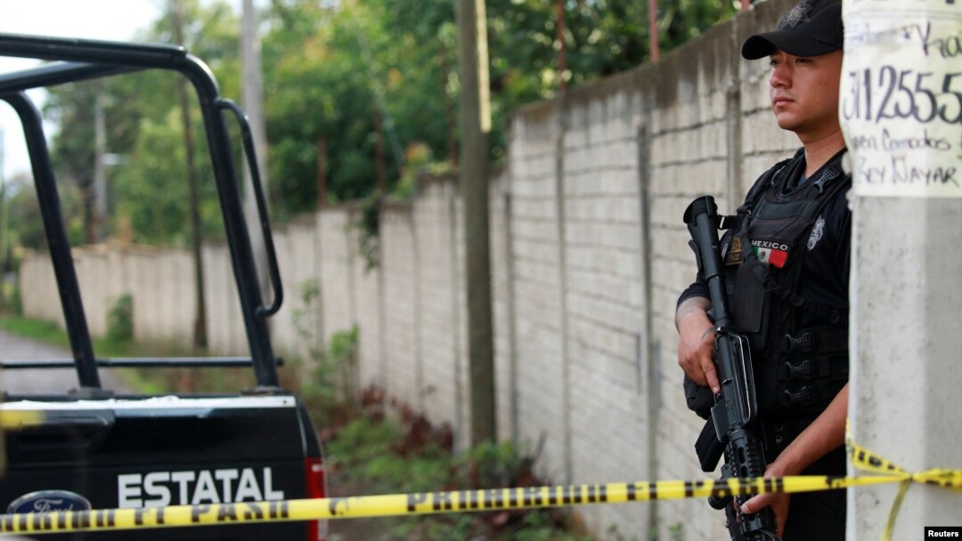 Seorang polisi berjaga di dekat tempat mayat jurnalis Meksiko berusia 59 tahun yang hilang, di Tepic, negara bagian Nayarit, Meksiko, 8 Juli 2023. ( Foto: REUTERS/Hugo Cervantes)