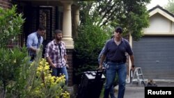 En diciembre, la casa de Craig Wright fue allanada por las autoridades australianas después que la revista "Wired" sugiriera que él era Nakamoto y que tenía una fortuna de $450 millones de bitcoins.