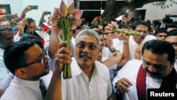 Gotabhaya Rajapaksa (tengah), bersama saudaranya mantan Presiden Sri Lanka Mahinda Rajapaksa (kanan), dalam sebuah acara partainya di Kolombo (foto: dok). 