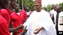 Gwamnan Jihar Borno, Kashim Shettima, yana gaisawa da matasa fararen hula masu farautar 'yan Boko Haram, "Civilian JTF" a Maiduguri