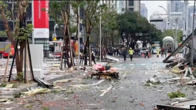 Foto dari tangkapan layar laporan stasiun televisi Taiwan, TVBS, menunjukkan puing-puing berserakan di jalan-jalan setelah ledakan di pusat perbelanjaan Shin Kong Mitsukoshi, di Kota Taichung, Taiwan, Kamis, 13 Februari 2025. (Foto: TVBS via AP)