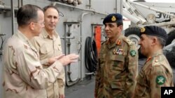 Maj. Gen. Ahmad Shuja Pasha, far right, with Adm. Michael Mullen, far left, Aug. 2008 (file photo).