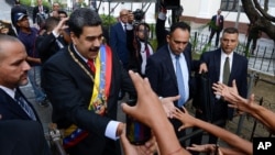 Archivo - El presidente en disputa de Venezuela, Nicolás Maduro, saluda a partidarios a su llegada a la Asamblea Nacional Constituyente el 15 de diciembre de 2019.