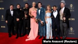 Les acteurs Jeremy Swift, Phil Dunster, Brett Goldstein, Hannah Waddingham, Jason Sudeikis, Juno Temple, Nick Mohammed et Brendan Hunt, membres de la distribution de "Ted Lasso", posent pour une photo ensemble au 73e Primetime Emmy Awards à Los Angeles, 19 septembre 2021.