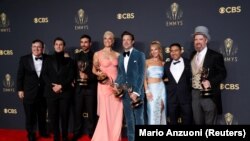 Para pemeran serial Ted Lasso (dari kiri ke kanan) Jeremy Swift, Phil Dunster, Brett Goldstein, Hannah Waddingham, Jason Sudeikis, Juno Temple, Nick Mohammed dan Brendan Hunt, tampil bersama dalam Emmy Awards di Los Angeles pada 19 September 2021. (Foto: Reuters/Mario Anzuoni)