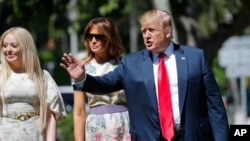 El presidente de EE.UU., Donald Trump, acompañado de su hija Tiffany (izq.), y de la primera dama Melania Trump, asisten a un servicio religioso por el Domingo de Pascua en la iglesia episcopal Bethesda by the Sea, en Palm Beach, Florida, el 21 de abril de 2019.