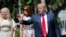 El presidente de EE.UU., Donald Trump, acompañado de su hija Tiffany (izq.), y de la primera dama Melania Trump, asisten a un servicio religioso por el Domingo de Pascua en la iglesia episcopal Bethesda by the Sea, en Palm Beach, Florida, el 21 de abril de 2019.