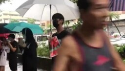 香港禁蒙面法後首間親中學校築人鏈 抗議校方打壓表達自由