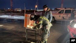 En esta foto proporcionada por el canal de Telegram del gobernador de la región de Sarátov, Roman Busargin, el miércoles 8 de enero de 2025, bomberos y rescatistas trabajan en el recinto industrial dañado tras un ataque de drones ucranianos en Sarátov, Rusia.AP