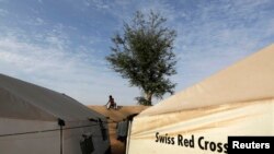 Un enfant est assis sur un mur au camp de réfugiés à Sevare, le 26 janvier 2013. 