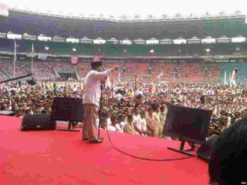 Kampanye Partai Gerindra di Stadion Utama Gelora Bung Karno, Jakarta. Foto dikirimkan oleh fans VOA di Facebook, Achmad Maulana.