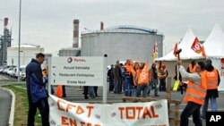 罢工者在一个炼油厂的入口处设立路障