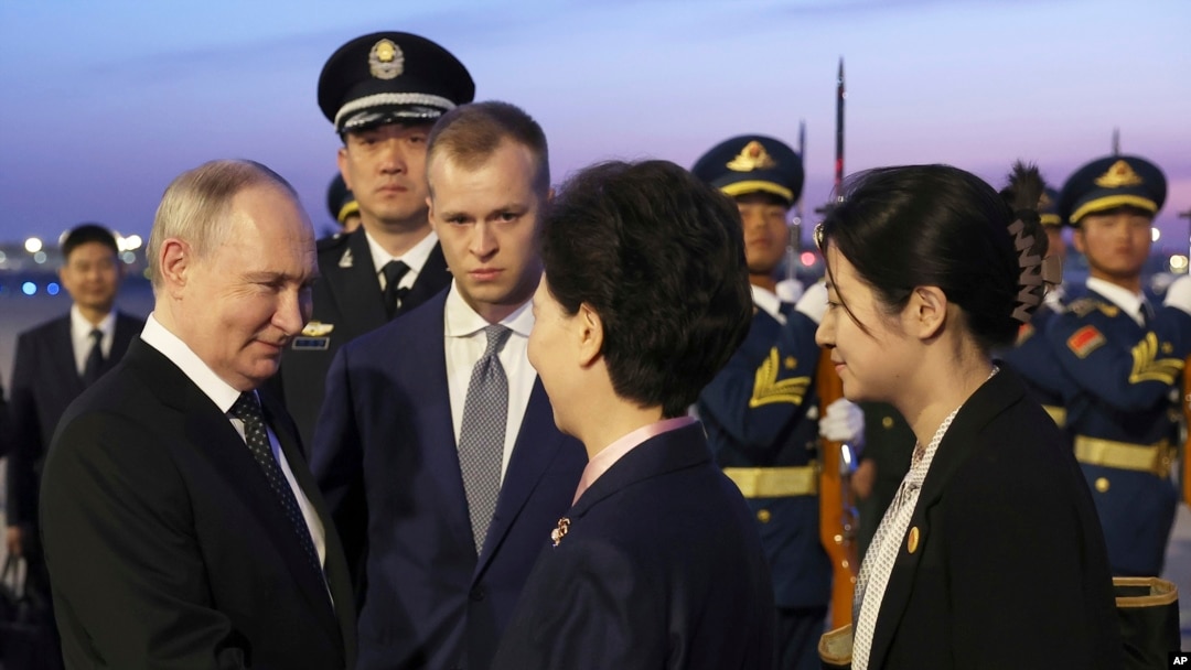 Arhiva - Predsednik Rusije Vladimir Putin rukue se sa kineskom državnom savetnicom Šen Jikvin, nakon sletanja na Međunarodni aerodrom uPekingu, 16. maja 2024.