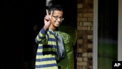 Ahmed Mohamed, 14-ogodišnjak stiže kući u Irving u Teksasu, 17. septembra 2015. 