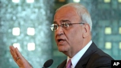 El negociador palestino Saeb Erekat, dijo que la decisión del gobierno estadounidense es, en sus palabras, "muy desafortunada e inaceptable".