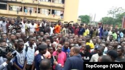 Le ministre de l’Enseignement supérieur et universitaire, Stève Mbikayi, au centre, négocie avec des étudiants durant une manifestation, à l’INBTP, Kinshasa, 10 mai 2018. (VOA/TopCongo)