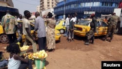 Central African Republic soldiers walk near a taxi station in Bangui, December 31, 2012.