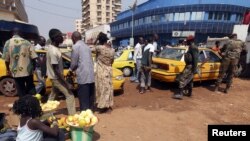 Tentara C.A.R berjalan di dekat sebuah pangkalan taxi di Bangui, 31 Desember 2012. Warga setempat merayakan tahun baru dengan rasa cemas ditengah ketegangan antara pemerintah dan pemberontak yang mengancam akan menyerbu ibukota Bangui (Reuters)