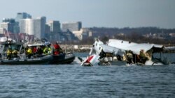 Puing-puing pesawat American Airlines terlihat di Sungai Potomac dekat Bandara Nasional Ronald Reagan Washington, Kamis, 30 Januari 2025 di Washington. (Perwira Kelas 2 Taylor Bacon, Penjaga Pantai AS via AP)