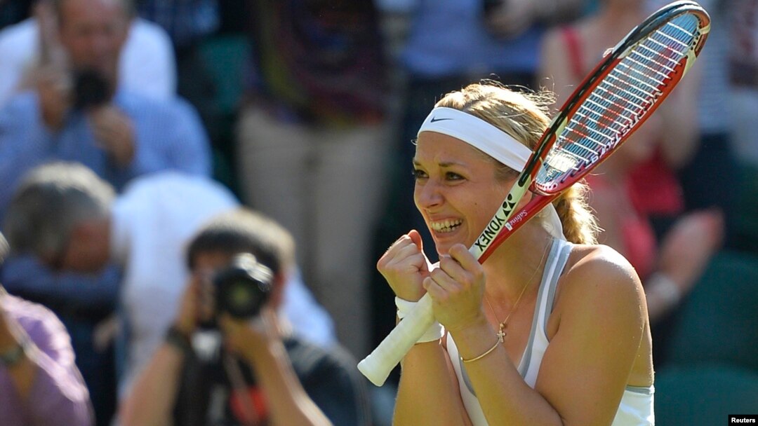 Sabine Lisicki dari Jerman merayakan kemenangannya atas petenis Polandia Agnieszka Radwanska pada semifinal Wimbledon 2013 (4/7). (Reuters/Toby Melville)