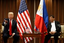 지난 2017년 필리핀 마닐라에서 정상회담을 하고 있는 도널드 트럼프 미국 대통령(왼쪽)이 두테르테 로드리고 필리핀 대통령.