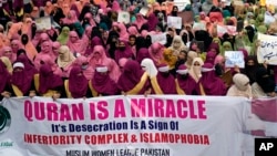 Anggota Liga Wanita Muslim Pakistan meneriakkan slogan-slogan selama unjuk rasa untuk mengecam pembakaran 'Quran' baru-baru ini yang terjadi di Swedia, Selasa, 18 Juli 2023, di Lahore, Pakistan. (Foto: AP/K.M. Chaudary)