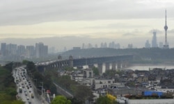 Vehicles travel on a bridge over the Yangtze River in Wuhan, Hubei province April 2, 2015. Picture taken April 2, 2015. REUTERS/Stringer <br> CHINA OUT. NO COMMERCIAL OR EDITORIAL SALES IN CHINA <br>