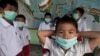 Para siswa sekolah dasar menggunakan masker di dalam kelas mereka di Desa Candi Binangun di Sleman, Yogyakarta. Ikatan Dokter Anak Indonesia (IDAI) mencatat pada November 2021 sebanyak 1.346 anak mengalami diabetes. (Foto: REUTERS/Dwi Oblo)