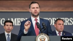 美国副总统J.D.万斯在白宫艾森豪威尔行政办公楼举行的记者会上，宣布了有关打击H-1B签证欺诈的举措。(2026年10月8日)