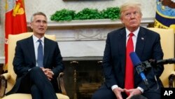 Presiden AS Donald Trump (kanan) menerima Sekjen NATO Jens Stoltenberg di Gedung Putih, Washington DC, Kamis (17/5). 