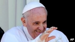 پاپ فرانسیس از بالکن بیمارستان پلی‌کلینیک آگوستینو جملی به مردم دست تکان می دهد - رم، ایتالیا - ۱۱ ژوئیه ۲۰۲۱