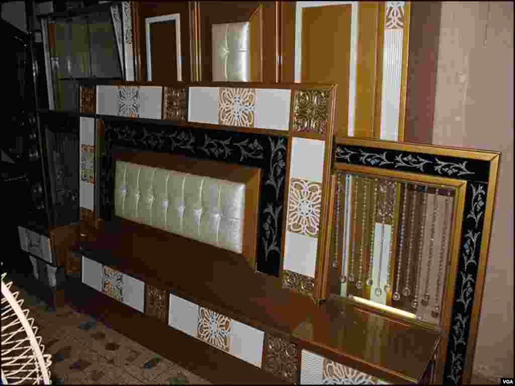 ایک اوسط فرنیچر سیٹ کی قیمت 40 ہزار سے لےکر دو لاکھ روپے تک ہے