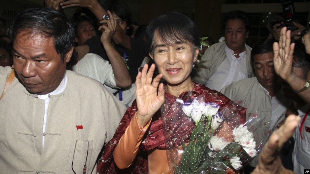 Pemimpin oposisi Burma, Aung San Suu Kyi berangkat untuk melakukan kunjungan ke New Delhi, India (12/11). 