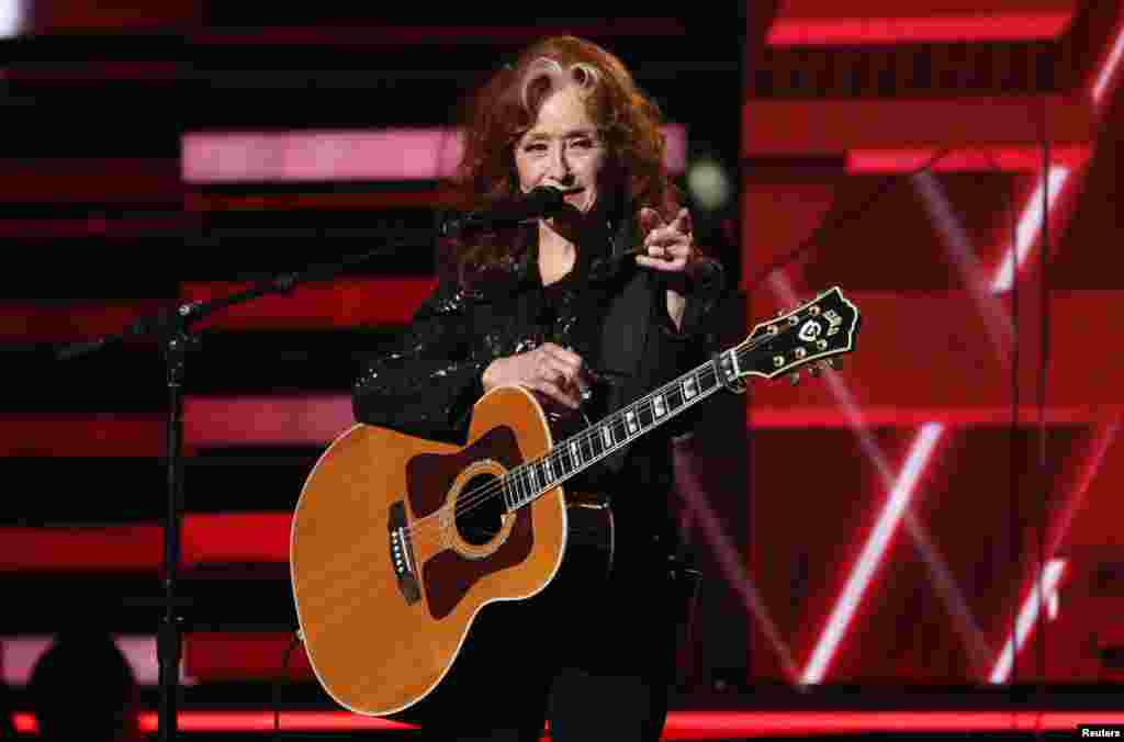 تقریب میں بونی ریٹ اور جان پرن نے مختلف گانوں پر پرفارم کیا۔