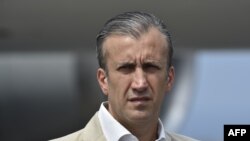 Menteri Perindustrian dan mantan wakil presiden Venezuela Tarek El Aissami di depan pesawat kargo Boeing 747 milik Yangtze River Express Airlines yang membawa bantuan medis di Bandara Simon Bolivar, 29 Maret 2019. 