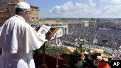 Francisco dijo que la Pascua brinda "una señal en medio de tantas calamidades: una sensación de mirar más allá, de decir no mire al muro, hay un horizonte, hay vida, hay alegría".