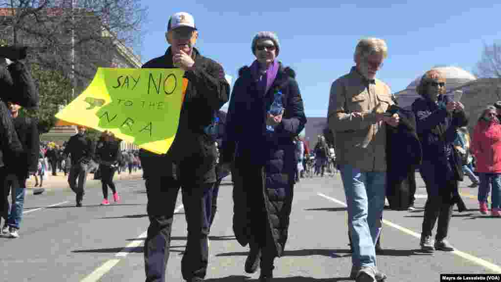 Des manifestants avec des pancartes indiquant&nbsp;: Dites non au NRA (National Rifle Association), le puissant lobby des armes, à Washington DC, 24 mars 2018. 